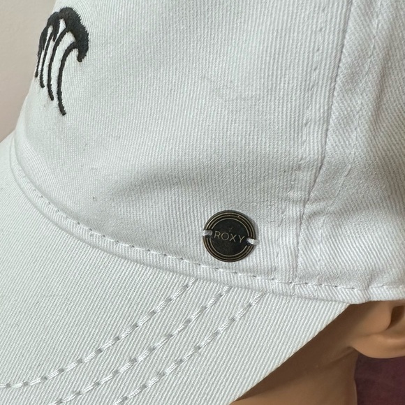 ROXY Women's Hat - White with Black Waves NWT - Picture 7 of 7